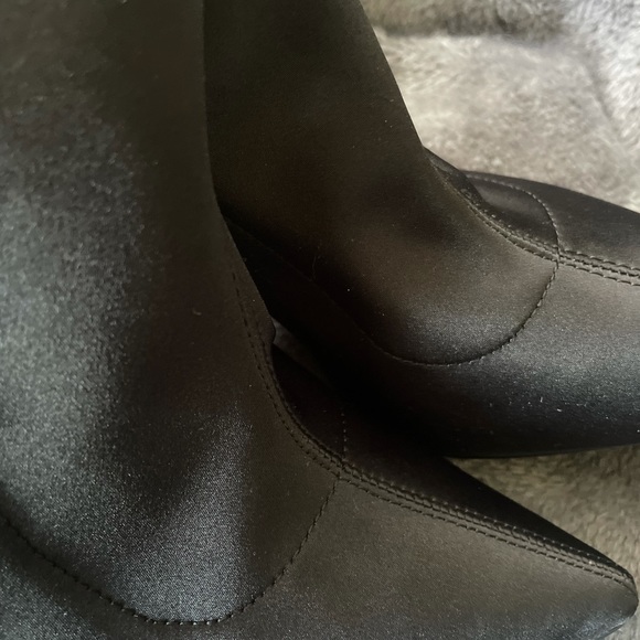 Aldo Stretchy Satin Look Pointy Toe Bootie size 9 - Picture 4 of 11